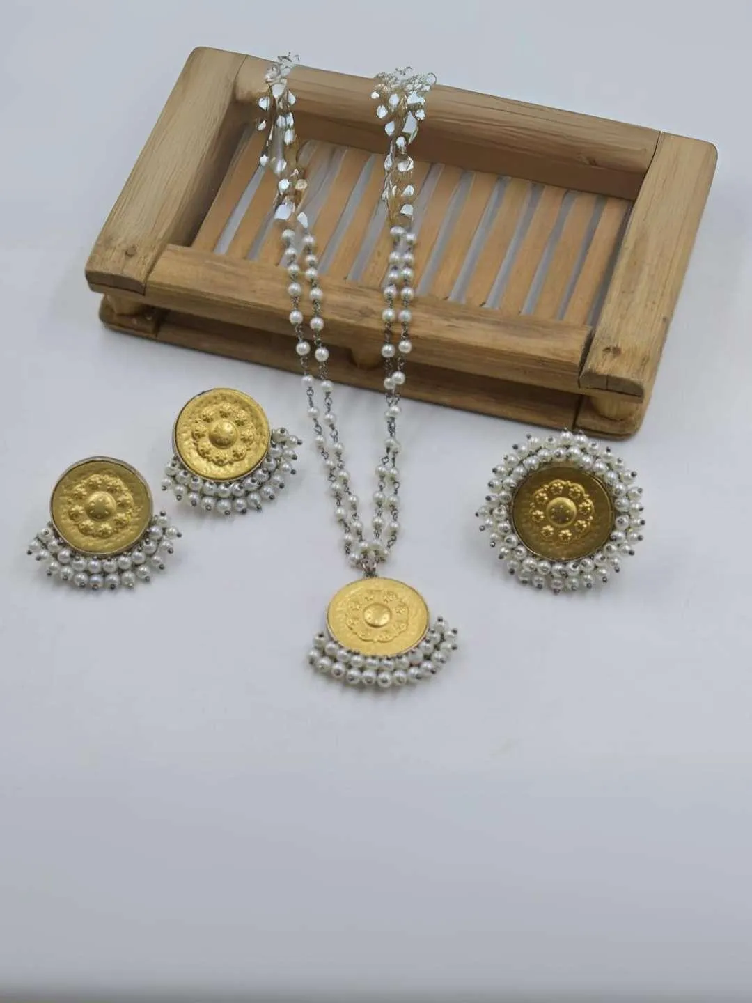 Elegant Golden Chain Locket Necklace