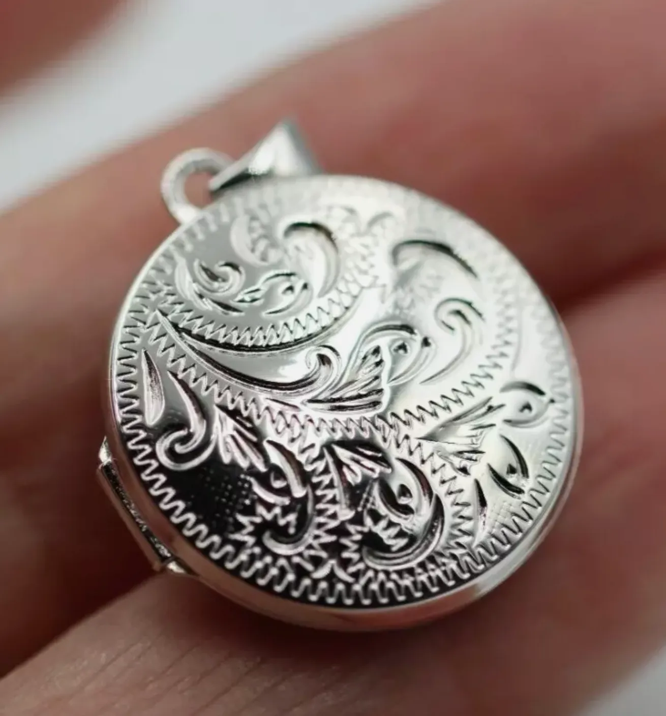 Sterling Silver 925 Engraved 20mm Round Pendant Locket