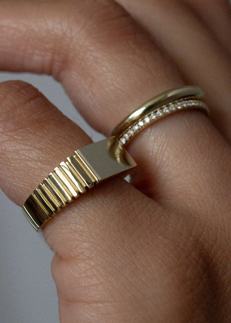 Vivian Ribbed Signet Ring