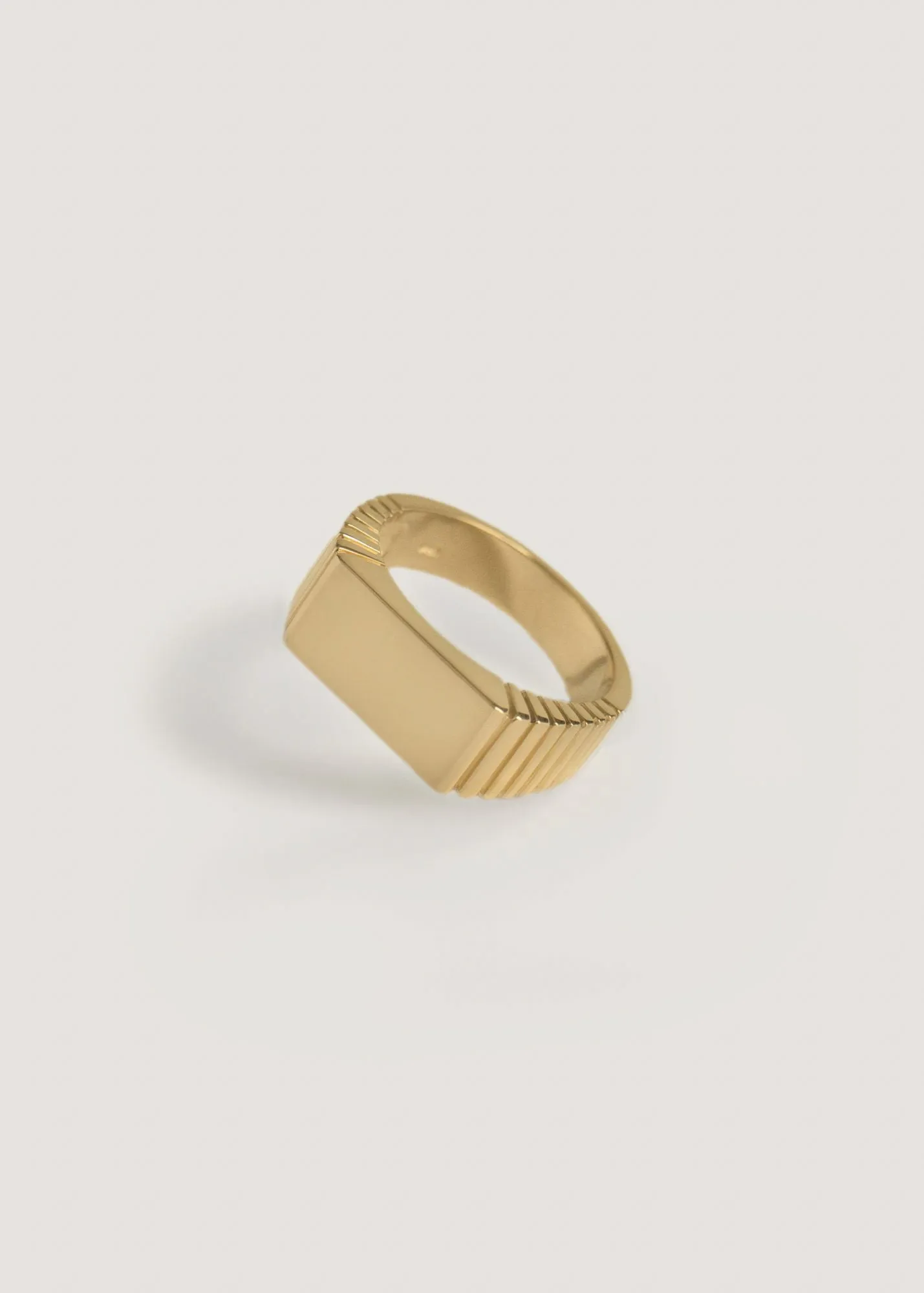 Vivian Ribbed Signet Ring