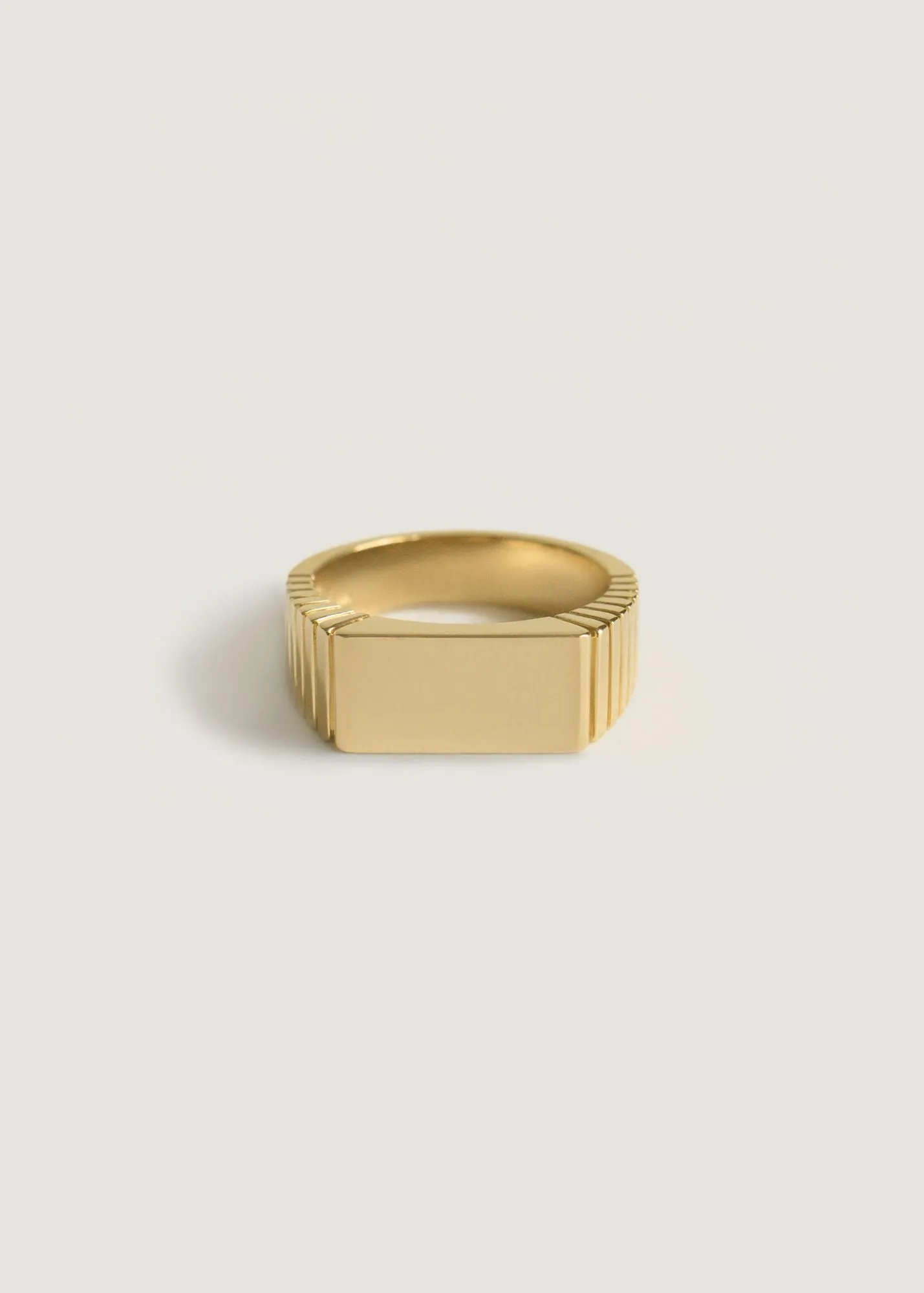 Vivian Ribbed Signet Ring